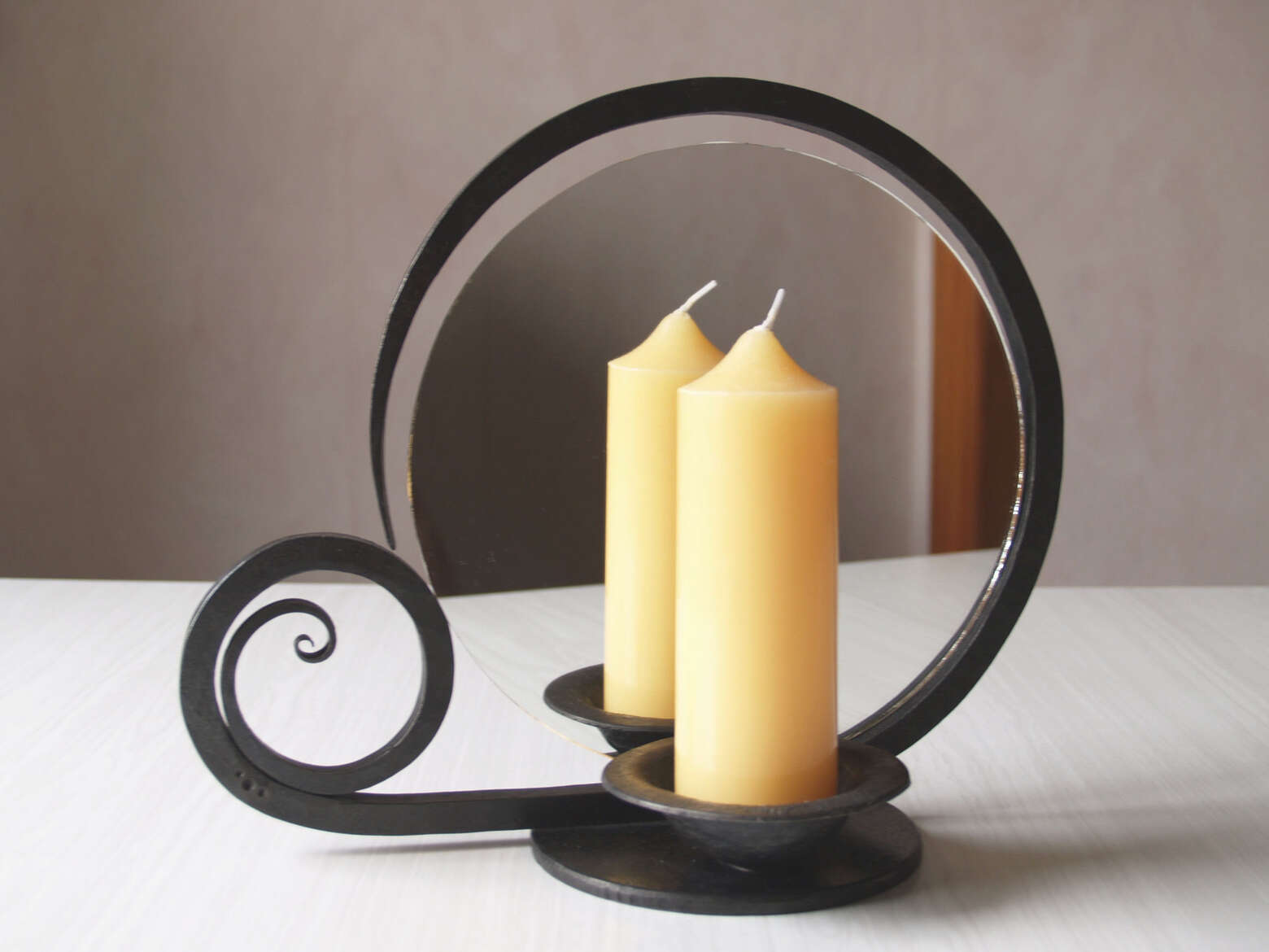 Гадание с использованием зеркала и свечи: методы и интерпретация