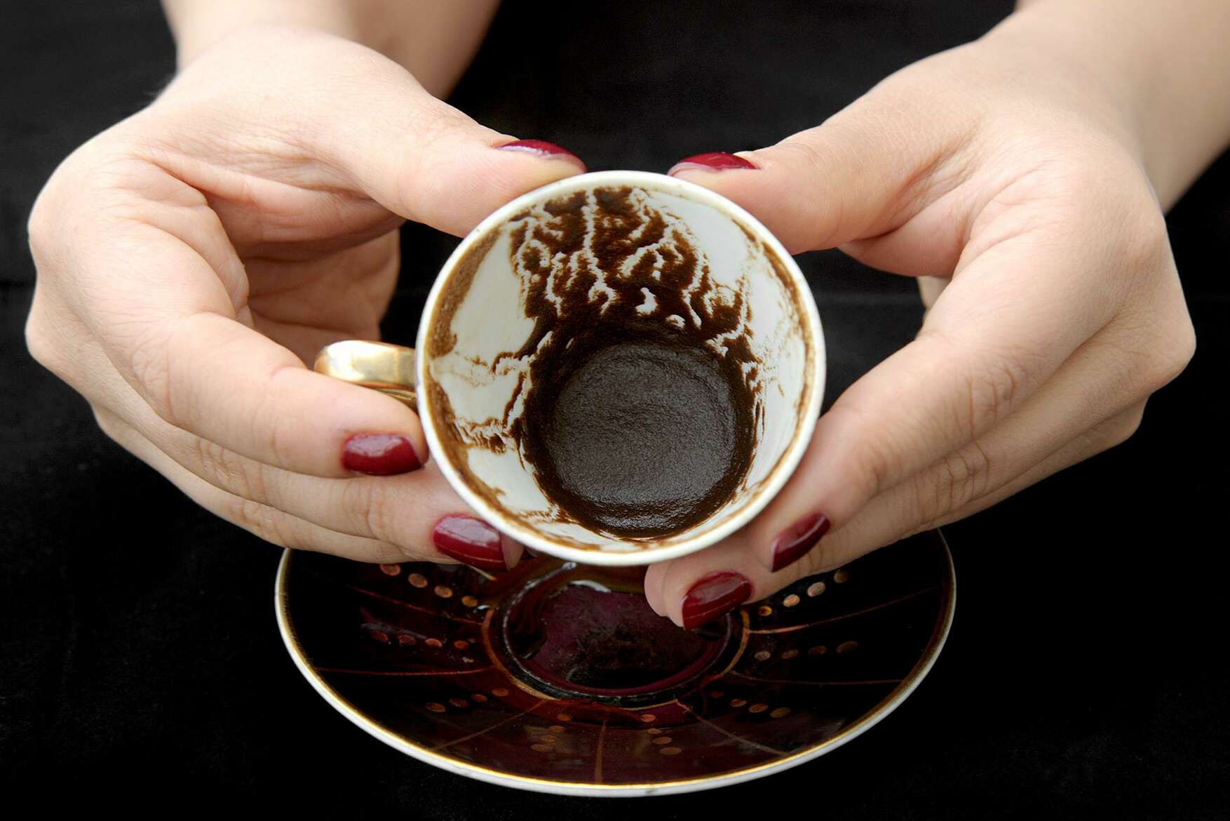 Гадание на кофейной гуще: 5 секретов по интерпретации символов в каплях кофе